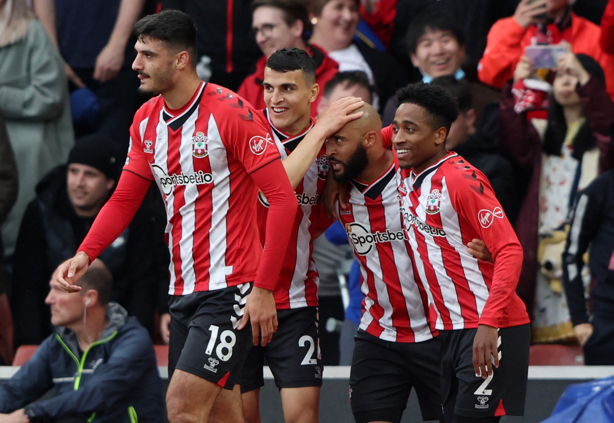 全市场：多特与曼联就桑乔展开谈判，曼联要价2000万欧（全市场：曼联与多特就桑乔转会进行磋商，标价2000万欧）