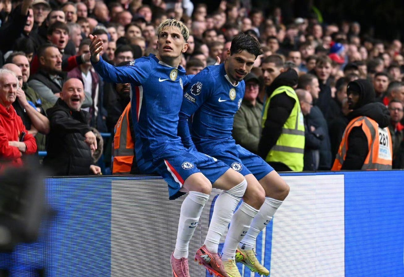 独领风骚，目前欧冠前8球队英超占4席，其余四大联赛各出1队（欧冠八强英超占半壁江山，其余四大联赛各一队入围）