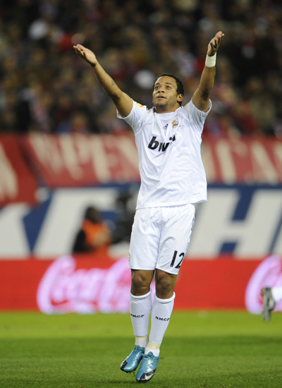 阿诺德受伤影响皇马阵容，巴尔韦德需客串右后卫，球迷呼吁调整阵型。