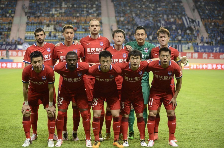 荣耀时刻，网球名将阿尔卡拉斯为迈阿密颁发美职联东部冠军奖杯（荣耀加冕：阿尔卡拉斯为迈阿密颁发美职联东部冠军奖杯）