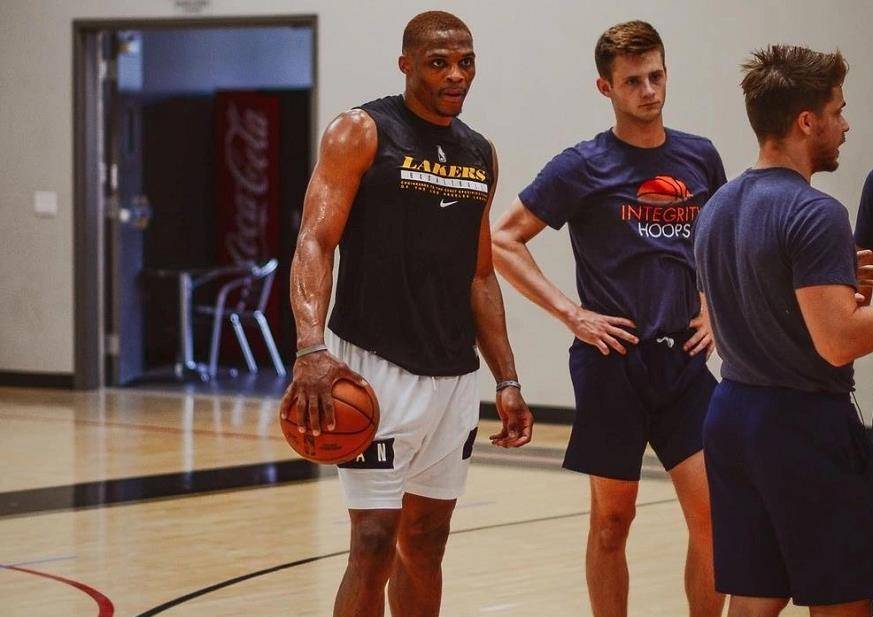 哈里·凯恩替补出场打入帽子戏法，五星拜仁轻松战胜斯图加特（哈里·凯恩替补戴帽，拜仁轻取斯图加特）