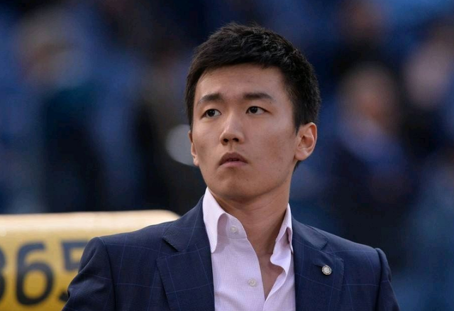 港队主场战新加坡，新加坡球员伤退时担架工作人员忍不住庆祝（港足主场对阵新加坡 客队球员伤退时担架员竟欢呼）